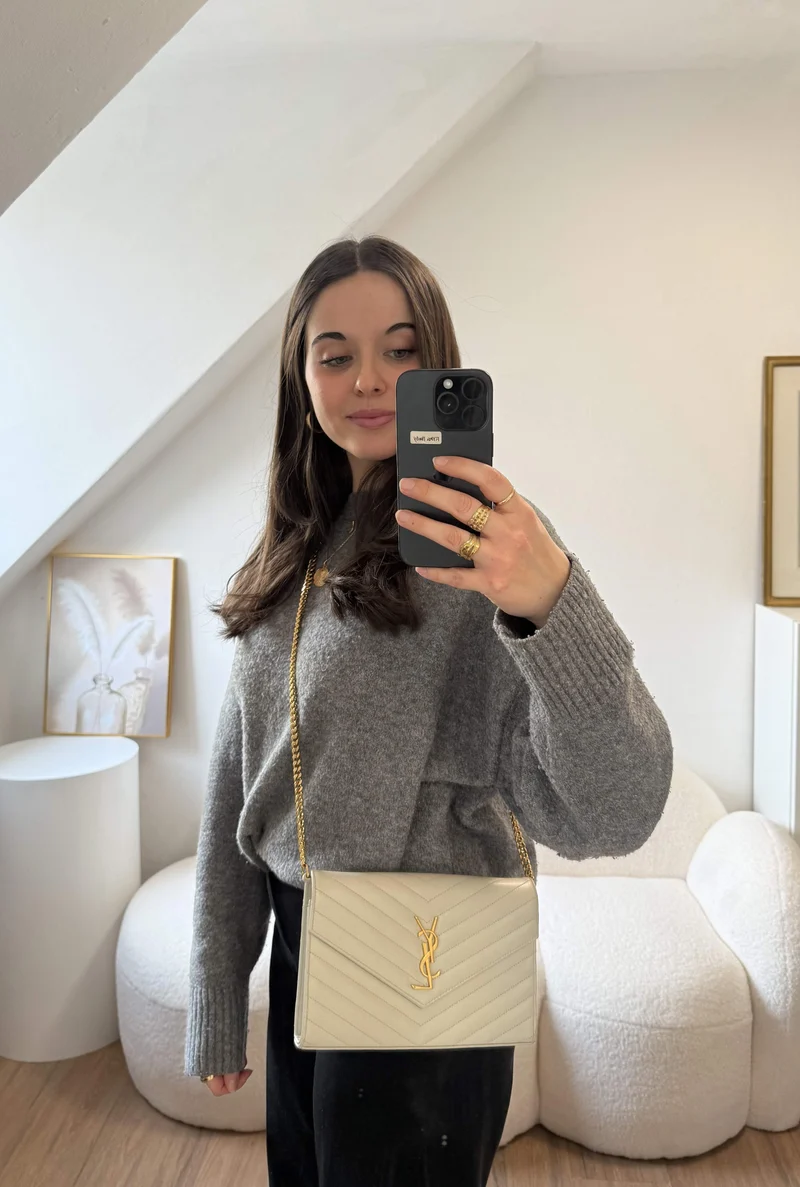 Saint Laurent – ​​Cassandre – Umschlag-Geldbörse aus weißem Leder mit Kette