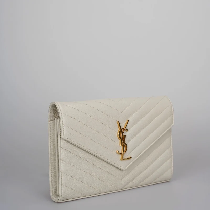 Saint Laurent – ​​Cassandre – Umschlag-Geldbörse aus weißem Leder mit Kette