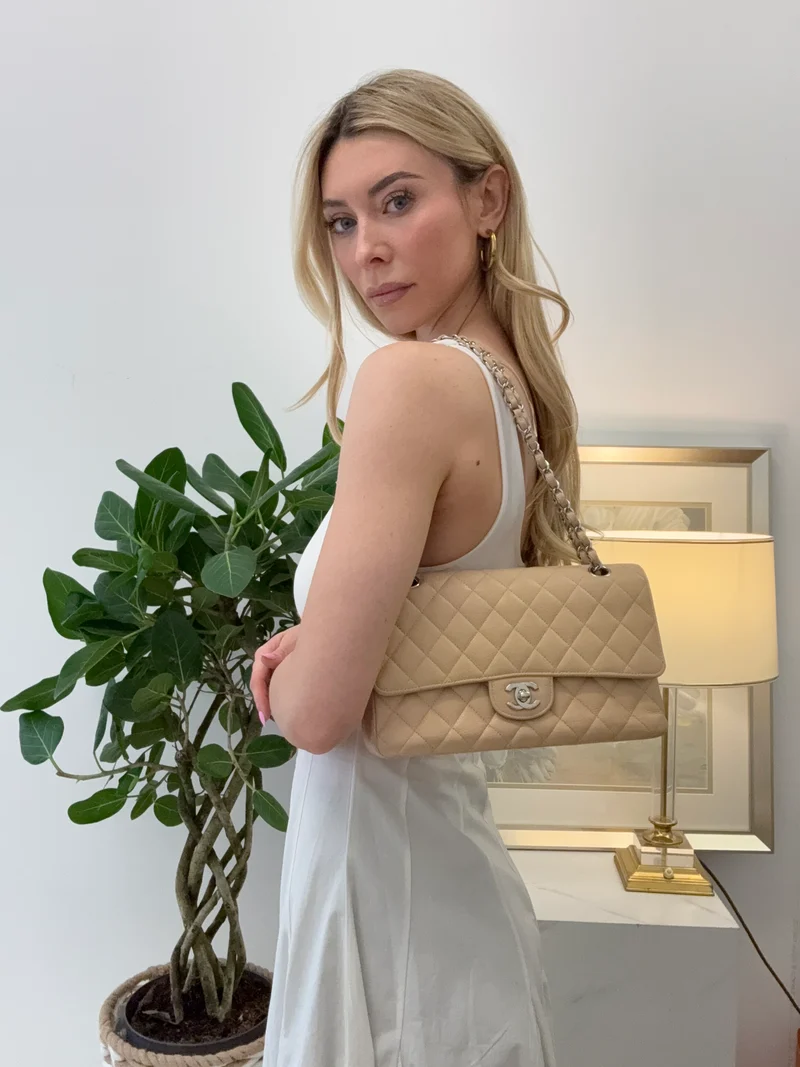 Chanel Beige Classic Double Flap Bag Medium aus gestepptem Kaviarleder mit silberner Hardware