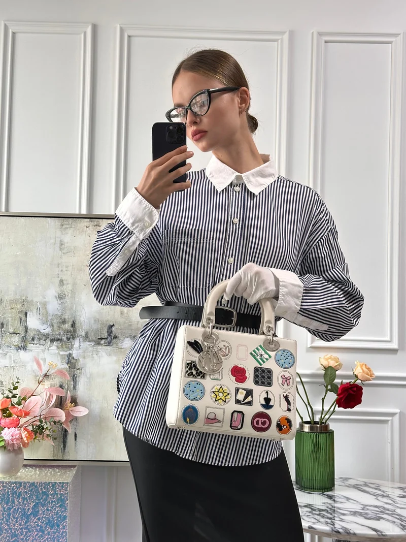 Christian Dior Lady Dior Tasche aus weißem Leder mit Aufnäher und Verzierung, mittelgroß