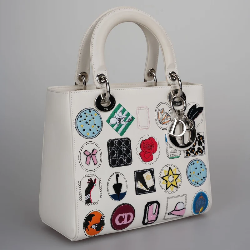 Christian Dior Lady Dior Tasche aus weißem Leder mit Aufnäher und Verzierung, mittelgroß