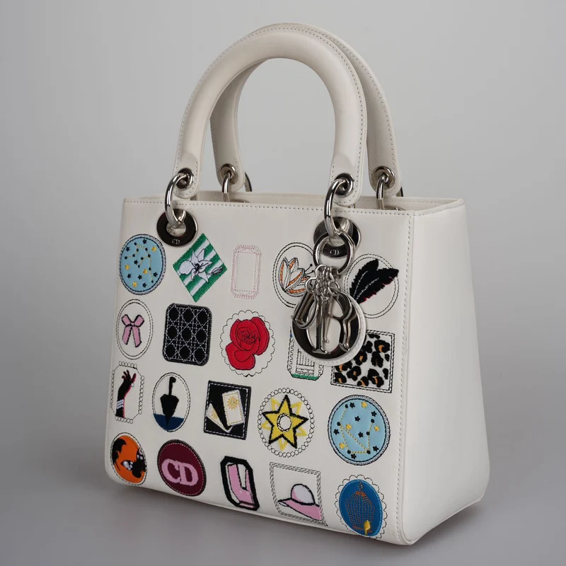 Christian Dior Lady Dior Tasche aus weißem Leder mit Aufnäher und Verzierung, mittelgroß