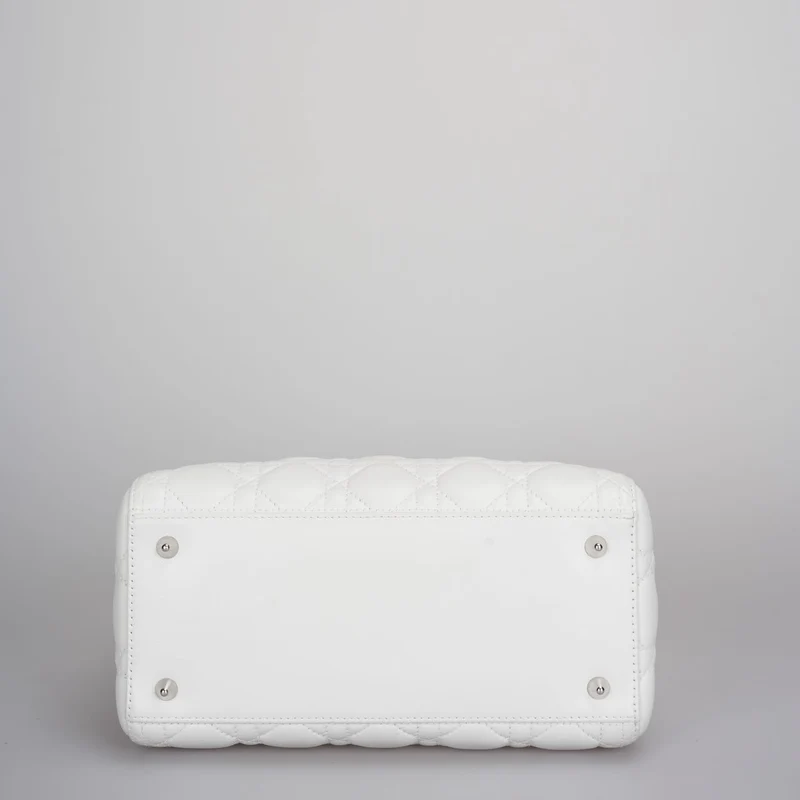 Christian Dior Weiße mittelgroße Lady Dior Tasche aus Cannage-Lammleder mit silberner Hardware