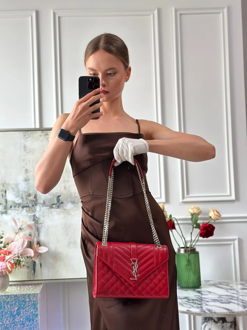 Saint Laurent Rote Grain De Poudre Umhängetasche mit mittlerem Umschlag