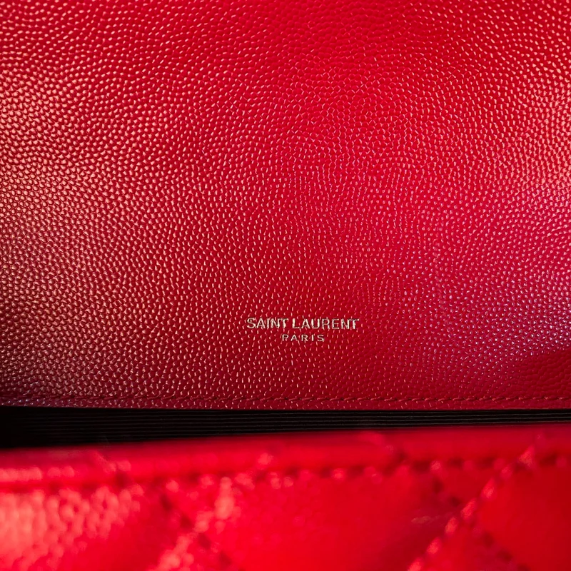 Saint Laurent Rote Grain De Poudre Umhängetasche mit mittlerem Umschlag