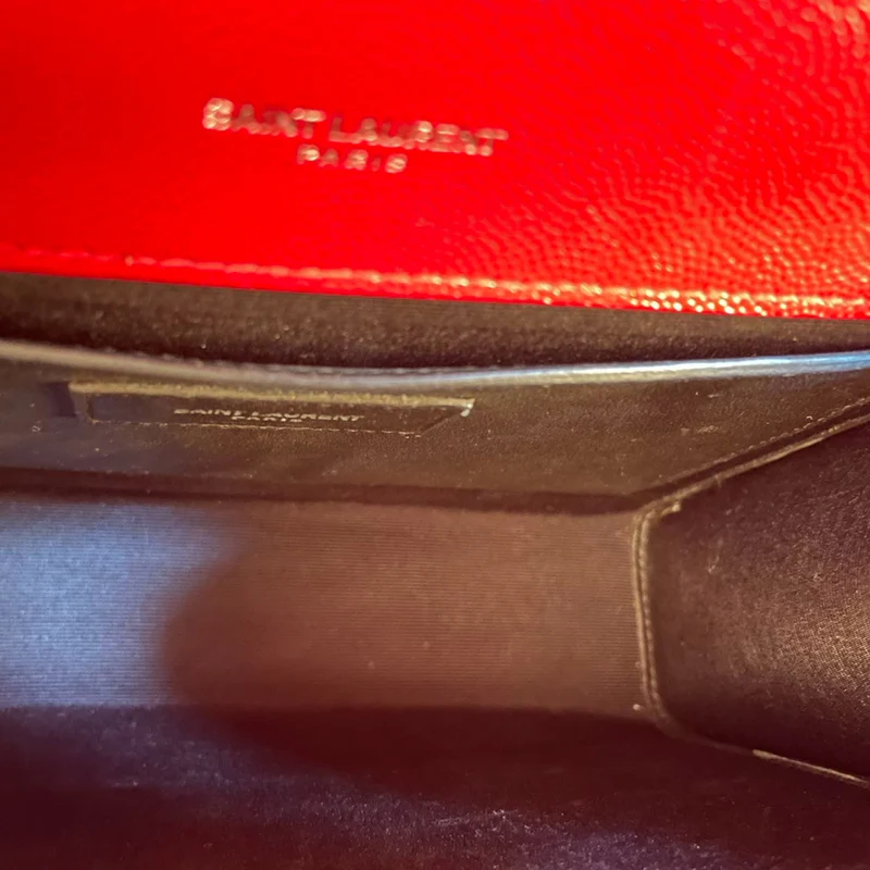 Saint Laurent Rote Grain De Poudre Umhängetasche mit mittlerem Umschlag