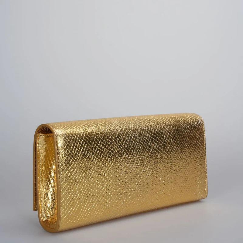 Saint Laurent – ​​Klassische Clutch aus goldmetallicfarbenem Kalbsleder mit geprägtem Monogramm und Quaste