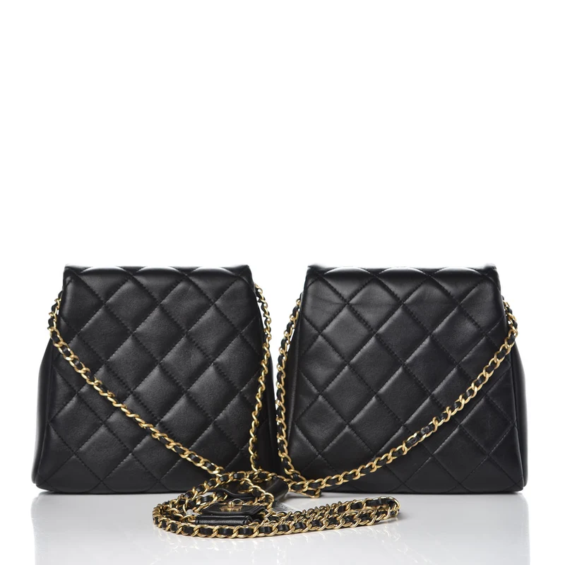 Chanel – Gesteppte Seitentaschen aus Lammleder, schwarze kleine Doppeltasche mit Perlenkette und CC-Logo