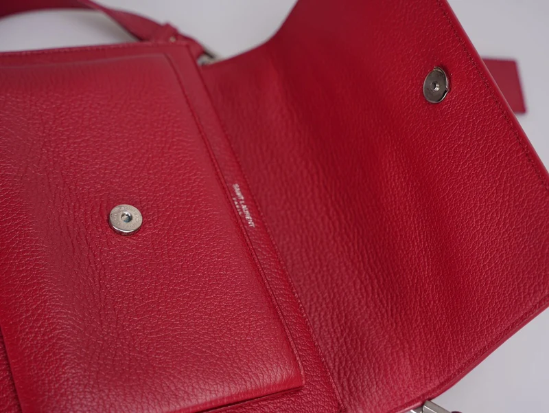 Saint Laurent – ​​Mittelgroße Sunset-Tasche aus genarbtem Kalbsleder mit Monogramm in Rot