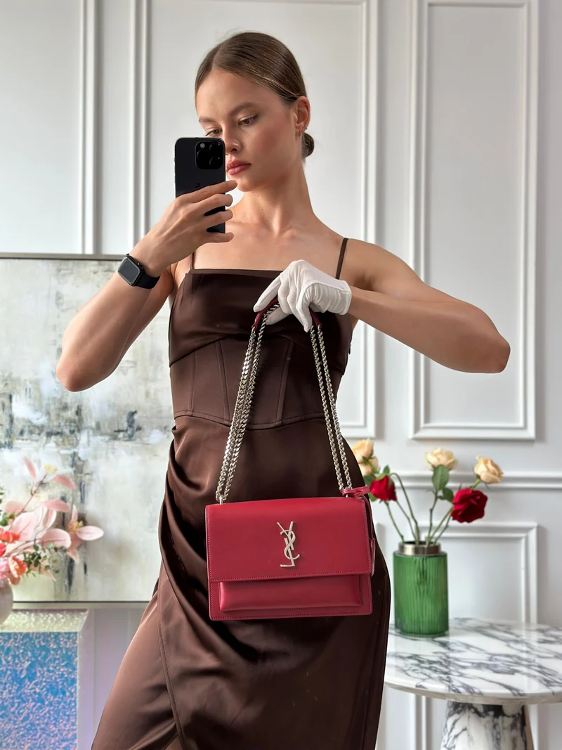 Saint Laurent – ​​Mittelgroße Umhängetasche „Monogram Sunset“ aus Kalbsleder in Rouge