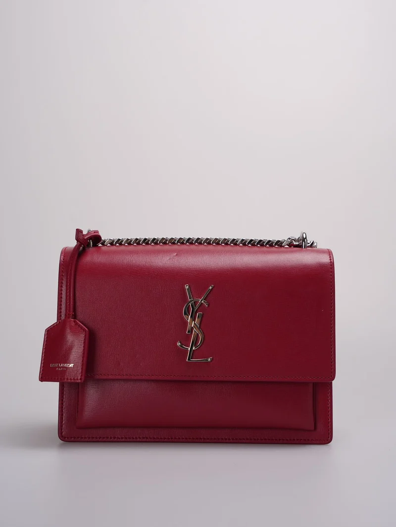 Saint Laurent – ​​Mittelgroße Umhängetasche „Monogram Sunset“ aus Kalbsleder in Rouge