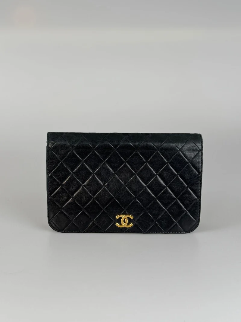 Chanel Vintage Matelassé Lammleder-Umhängetasche in Schwarz mit 24 Karat Goldbeschlägen