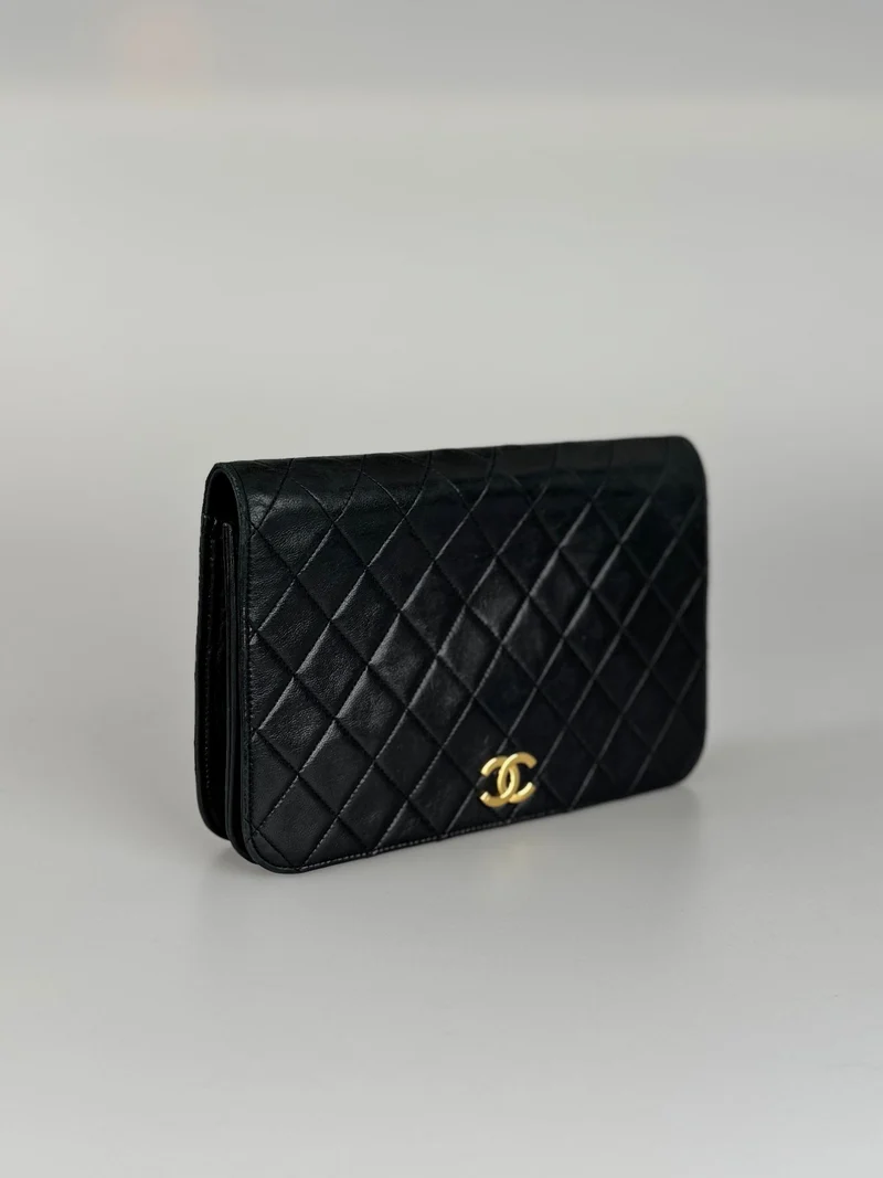 Chanel Vintage Matelassé Lammleder-Umhängetasche in Schwarz mit 24 Karat Goldbeschlägen