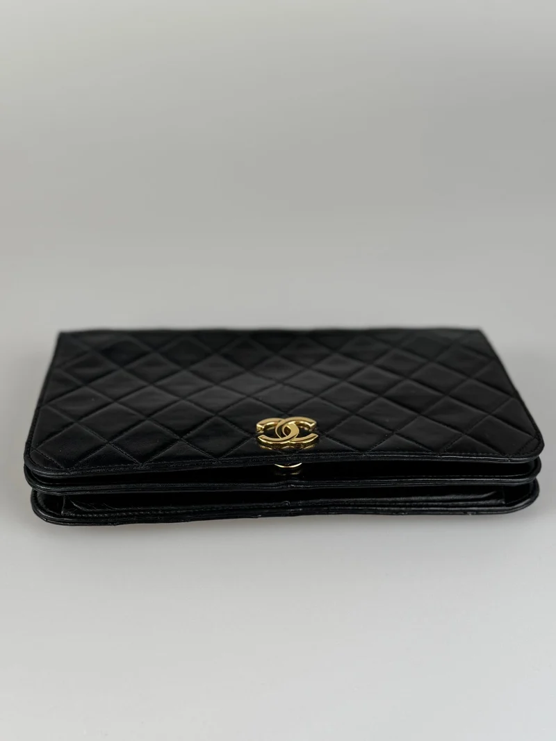 Chanel Vintage Matelassé Lammleder-Umhängetasche in Schwarz mit 24 Karat Goldbeschlägen