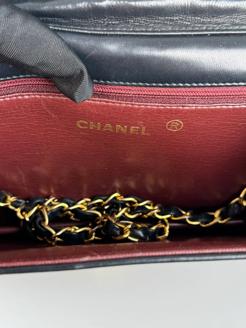 Chanel Vintage Matelassé Lammleder-Umhängetasche in Schwarz mit 24 Karat Goldbeschlägen