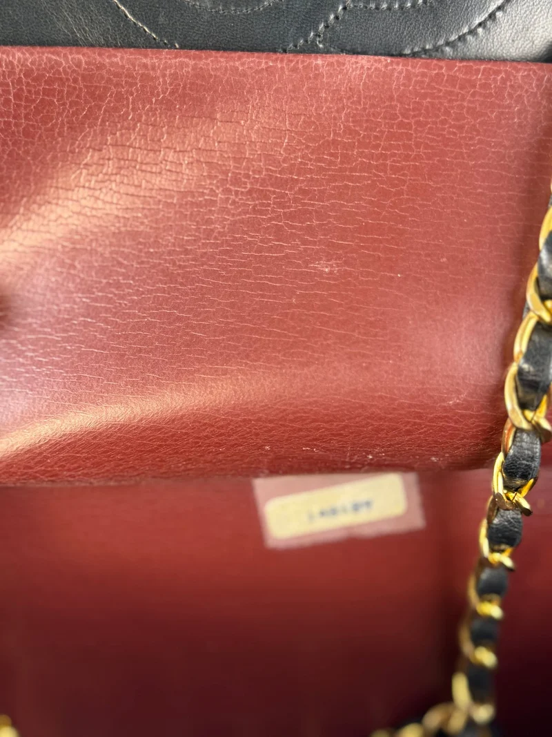 Chanel Vintage Matelassé Lammleder-Umhängetasche in Schwarz mit 24 Karat Goldbeschlägen