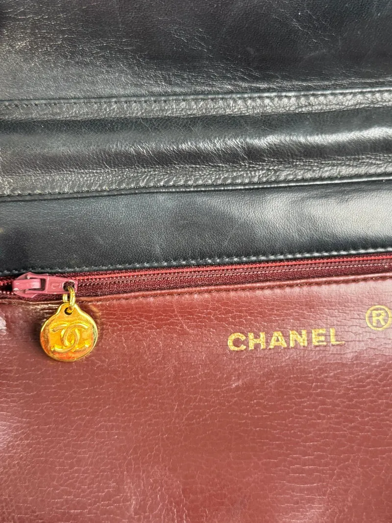 Chanel Vintage Matelassé Lammleder-Umhängetasche in Schwarz mit 24 Karat Goldbeschlägen