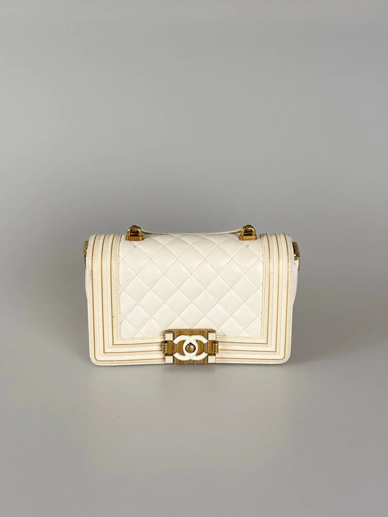 Chanel – Boy Bag aus weißem Lammleder mit goldener Hardware