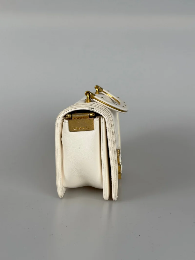 Chanel – Boy Bag aus weißem Lammleder mit goldener Hardware
