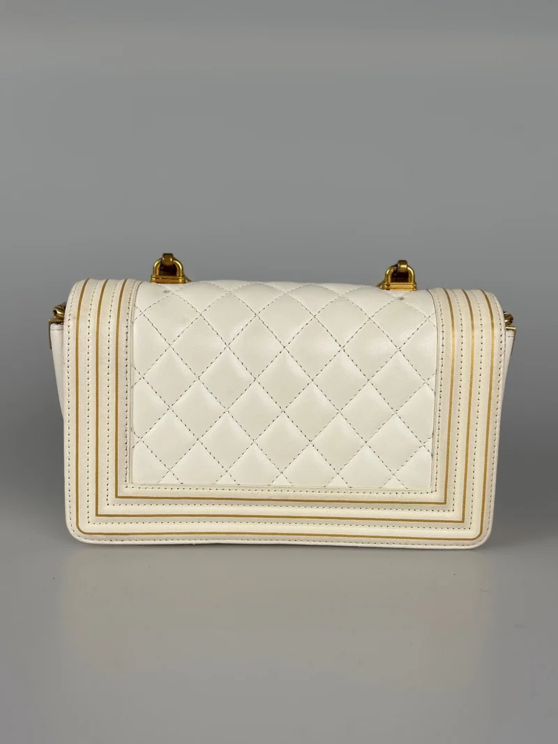 Chanel – Boy Bag aus weißem Lammleder mit goldener Hardware