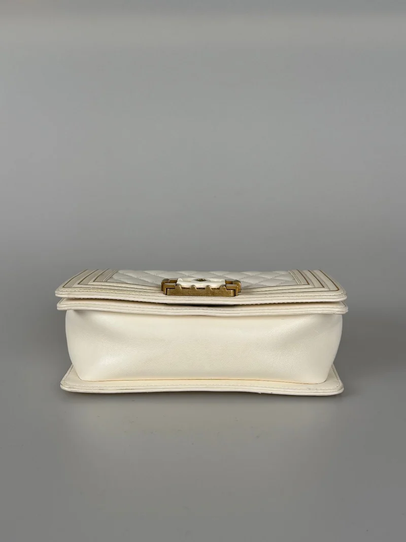 Chanel – Boy Bag aus weißem Lammleder mit goldener Hardware
