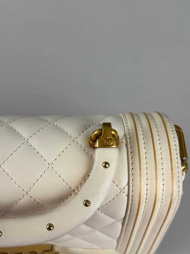 Chanel – Boy Bag aus weißem Lammleder mit goldener Hardware