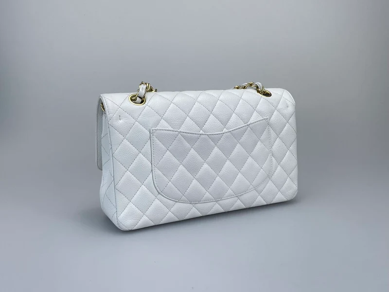 Chanel mittelgroße, klassische Flap Bag aus Kaviarleder mit goldenen Beschlägen