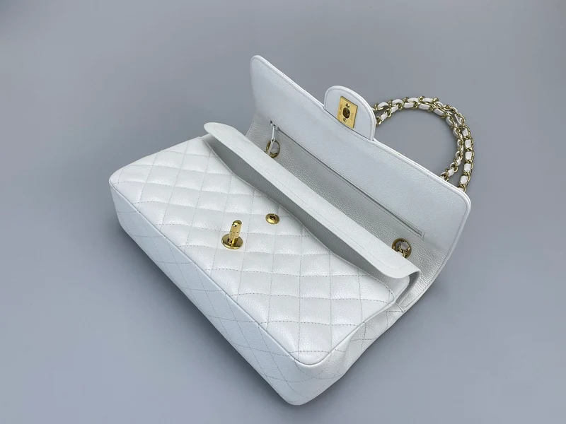 Chanel mittelgroße, klassische Flap Bag aus Kaviarleder mit goldenen Beschlägen