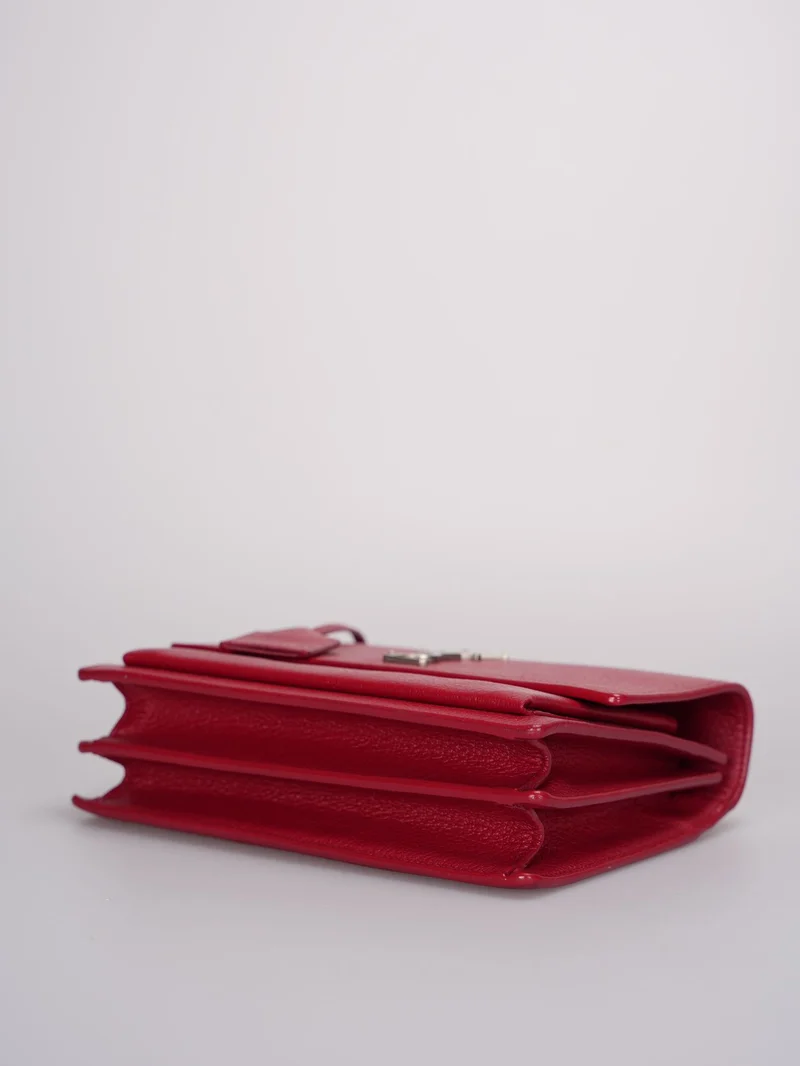 Saint Laurent – ​​Mittelgroße Sunset-Tasche aus genarbtem Kalbsleder mit Monogramm in Rot