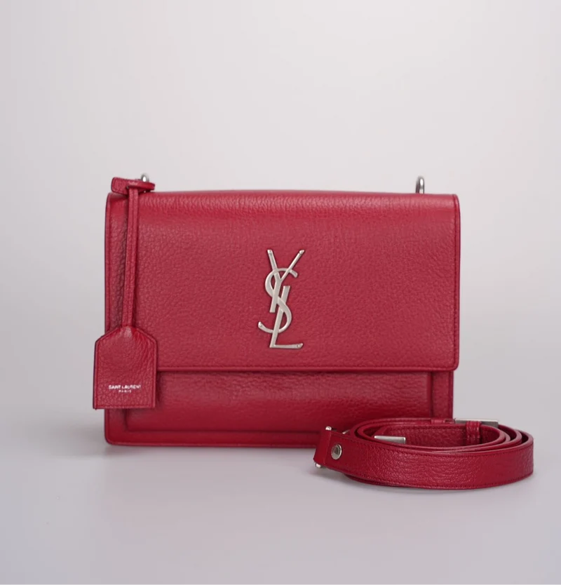 Saint Laurent – ​​Mittelgroße Sunset-Tasche aus genarbtem Kalbsleder mit Monogramm in Rot