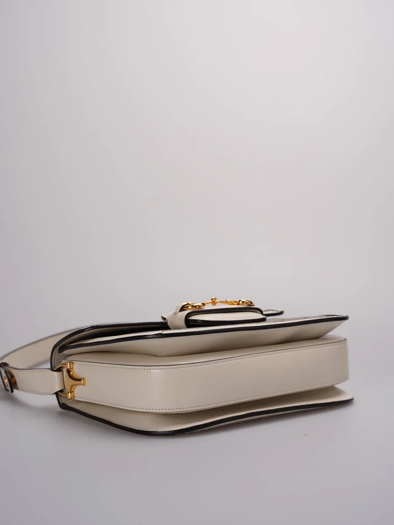 Gucci Supreme Monogram – Umhängetasche Horsebit 1955 aus Kalbsleder in Beige