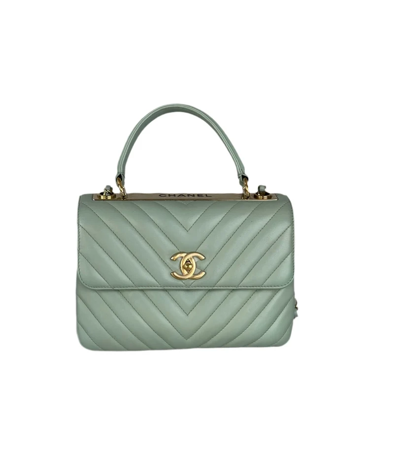 CHANEL Kleine, trendige CC-Flap-Tasche aus Lammleder mit Chevron-Steppung und zwei Griffen, Hellgrün