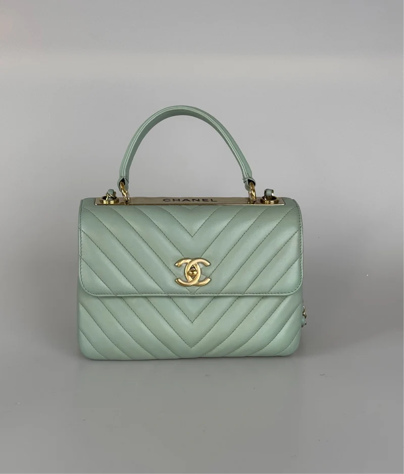 CHANEL Kleine, trendige CC-Flap-Tasche aus Lammleder mit Chevron-Steppung und zwei Griffen, Hellgrün