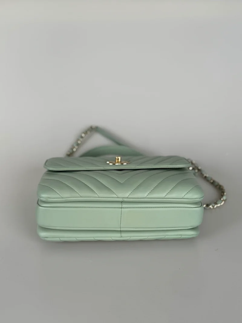 CHANEL Kleine, trendige CC-Flap-Tasche aus Lammleder mit Chevron-Steppung und zwei Griffen, Hellgrün