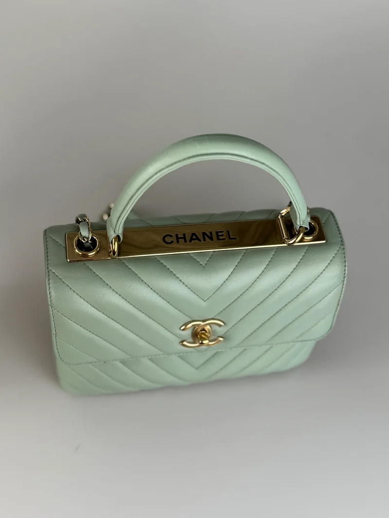CHANEL Kleine, trendige CC-Flap-Tasche aus Lammleder mit Chevron-Steppung und zwei Griffen, Hellgrün