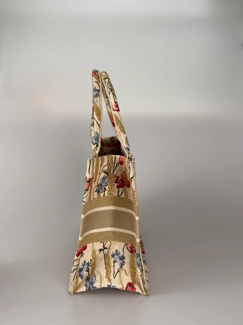 Christian Dior Beige Blumen bestickte Canvas Buchtasche Mittel