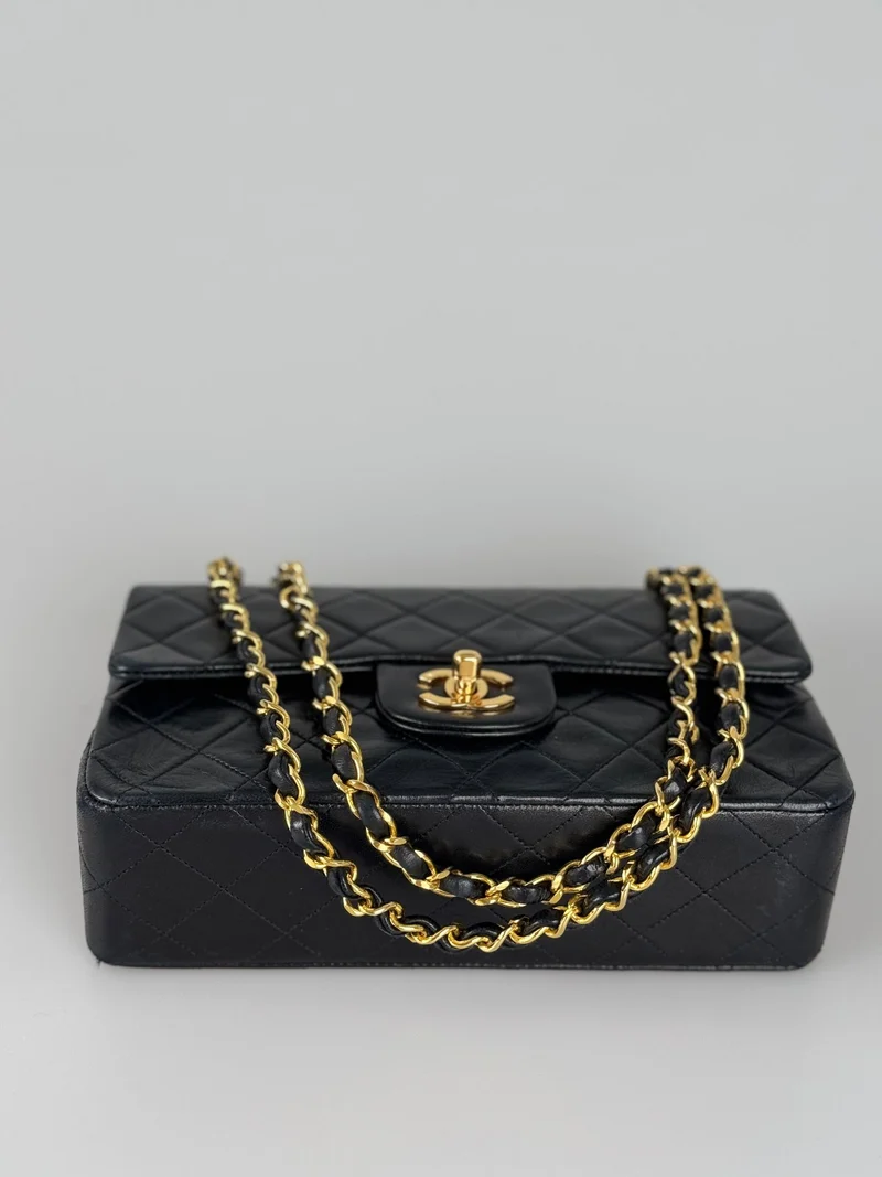 Chanel Vintage zeitlose Flap Bag klein schwarz golden