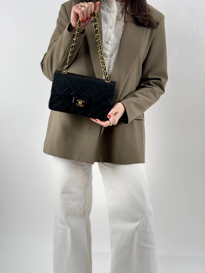 Chanel Vintage zeitlose Flap Bag klein schwarz golden