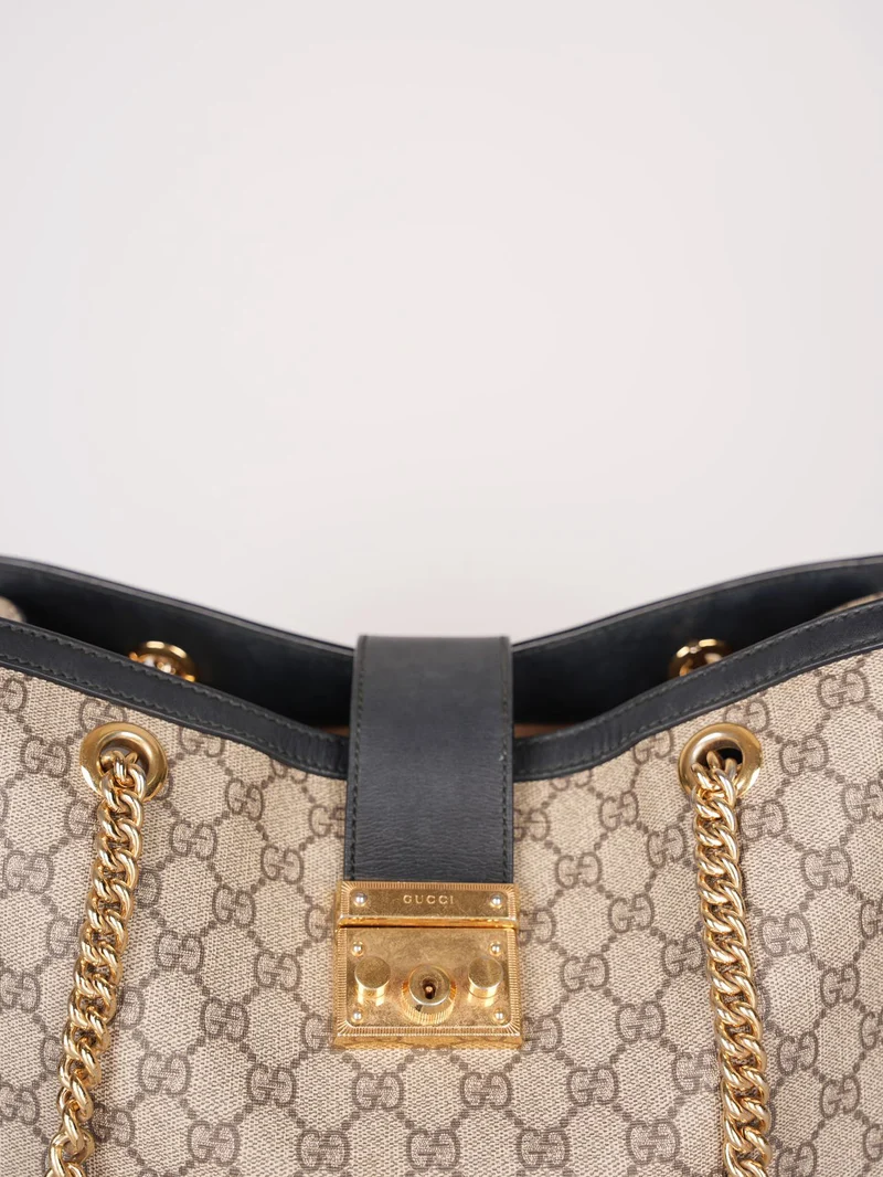 Gucci – Tragetasche mit Vorhängeschloss und GG-Logo aus Supreme-Canvas-Leder in Beige/Schwarz in Medium