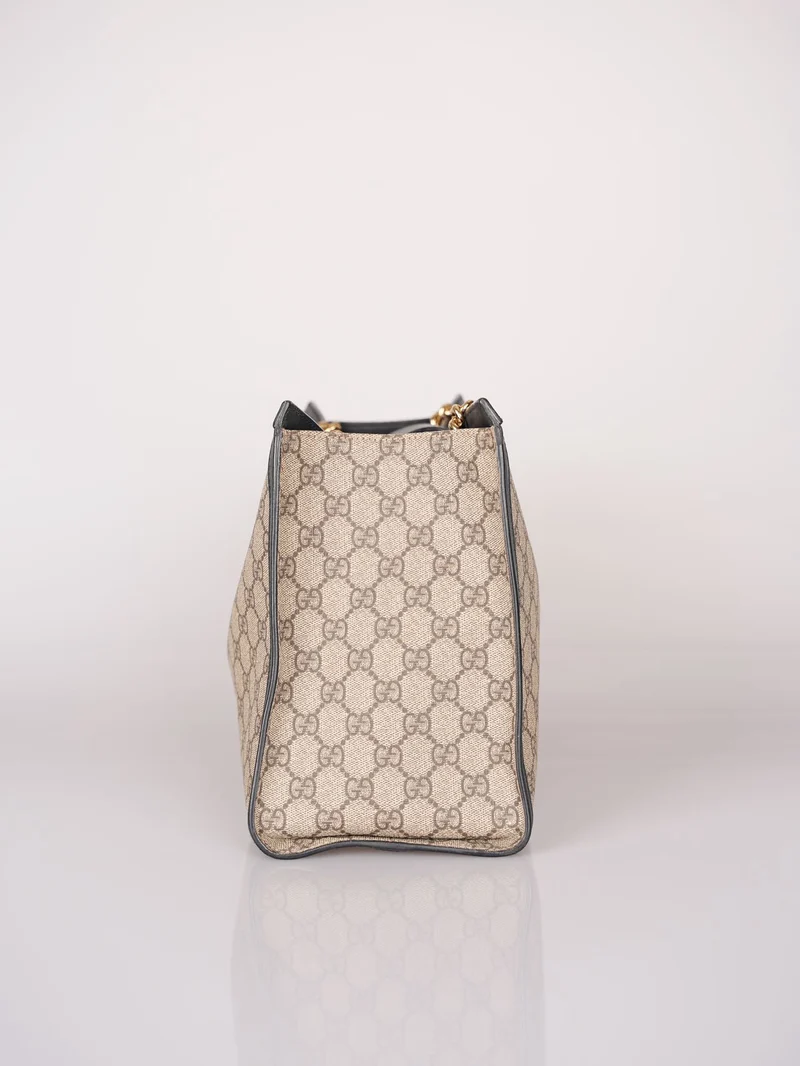 Gucci – Tragetasche mit Vorhängeschloss und GG-Logo aus Supreme-Canvas-Leder in Beige/Schwarz in Medium
