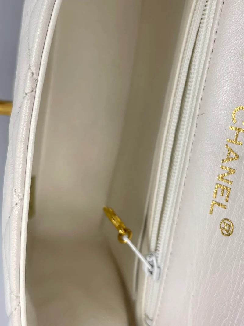 Chanel Vintage Weiße zeitlose Flap Bag Mini Square Gold Hardware