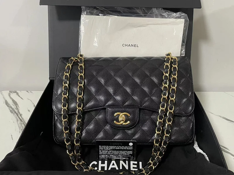Chanel Schwarze Jumbo Classic Double Flap Bag aus Kaviarleder mit goldener Hardware