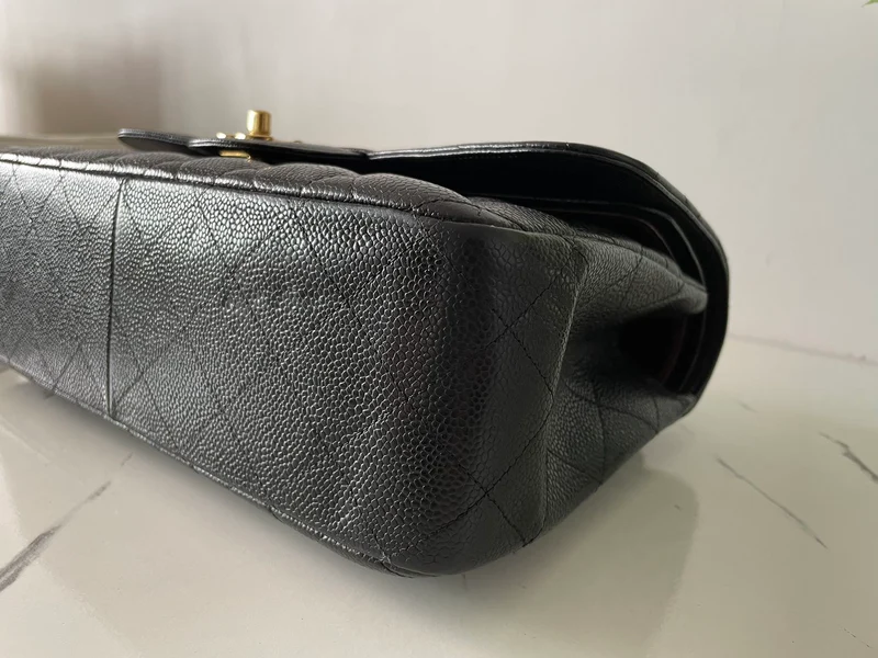 Chanel Schwarze Jumbo Classic Double Flap Bag aus Kaviarleder mit goldener Hardware