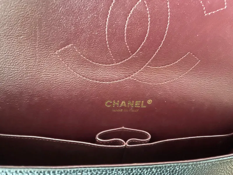Chanel Schwarze Jumbo Classic Double Flap Bag aus Kaviarleder mit goldener Hardware