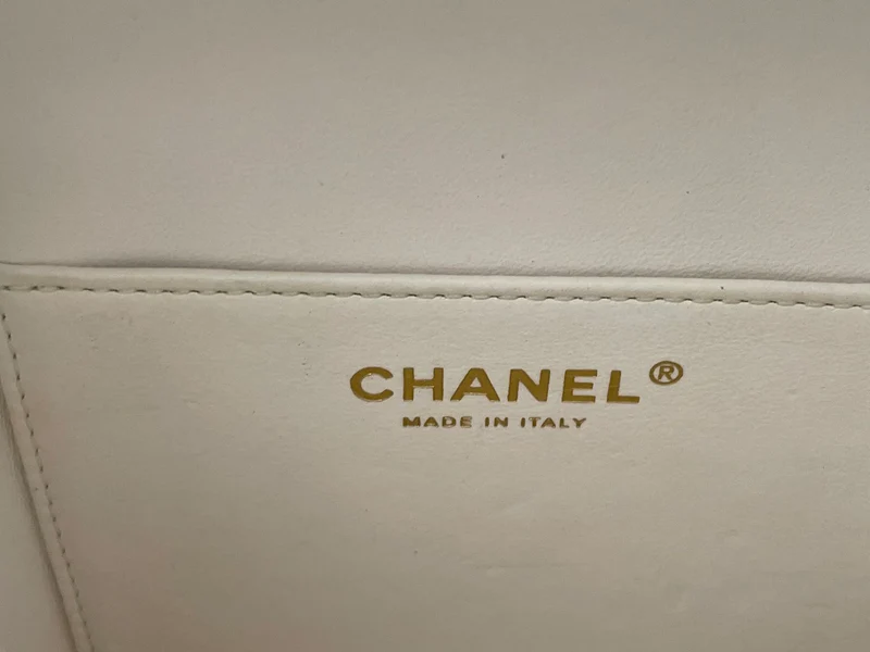 Chanel – Weiße Kosmetiktasche aus Lammleder