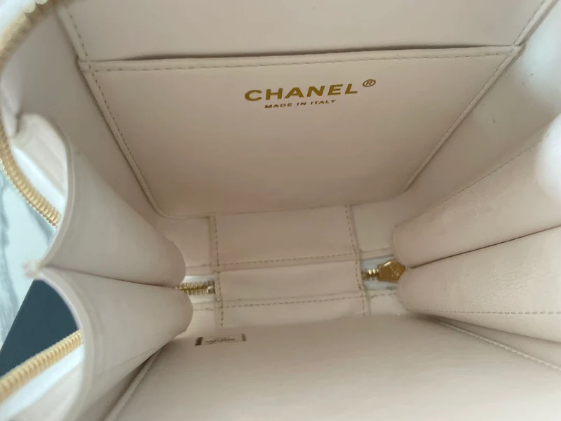 Chanel – Weiße Kosmetiktasche aus Lammleder