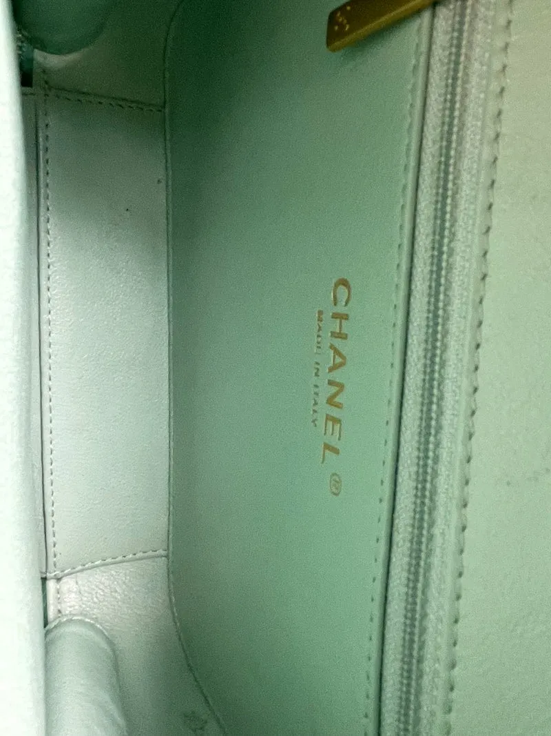 Chanel Vanity Case Tasche aus Kaviarleder mit gebürsteten Goldbeschlägen, Mintgrün, Medium