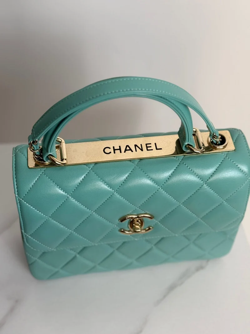 Chanel Kleine Trendy CC Tasche aus hellgrünem Lammleder mit goldenen Beschlägen
