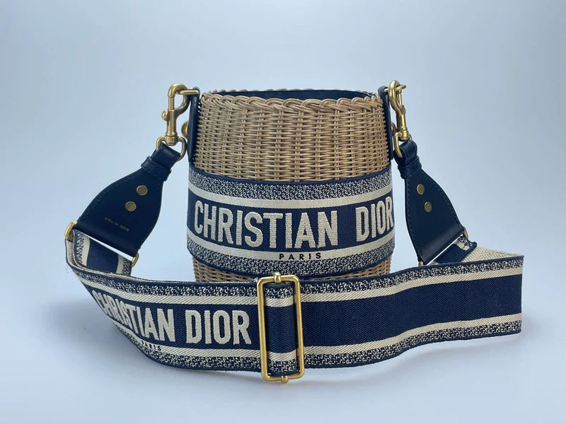 Dior Dioriviera Beuteltasche aus Korbgeflecht und blauem Canvas mit goldenen Beschlägen
