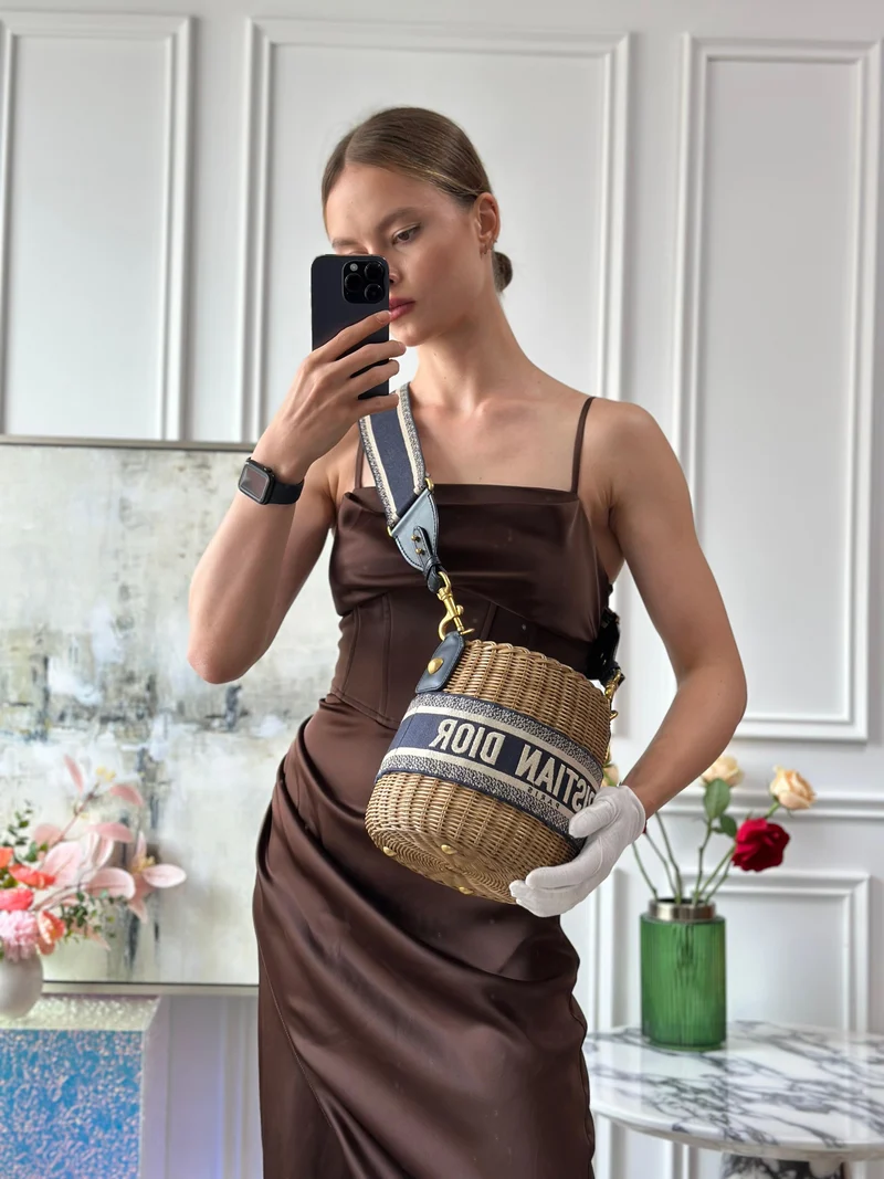 Dior Dioriviera Beuteltasche aus Korbgeflecht und blauem Canvas mit goldenen Beschlägen